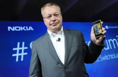 700 stephen elop with nokia lumia920 04