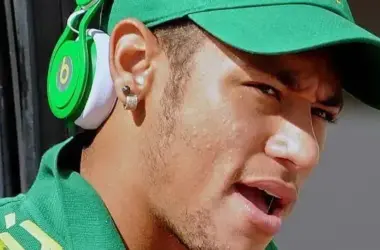 Neymar usa um fone beats verde reprodução