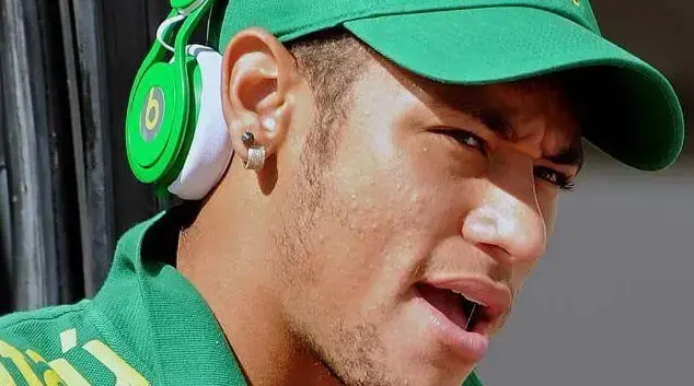 Neymar usa um fone beats verde reprodução