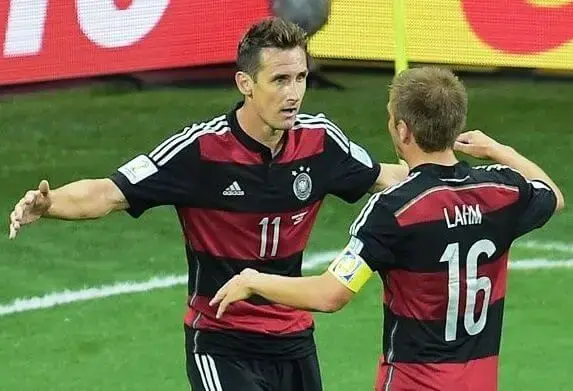 Jogadores alemaes comemoram gol contra o brasil