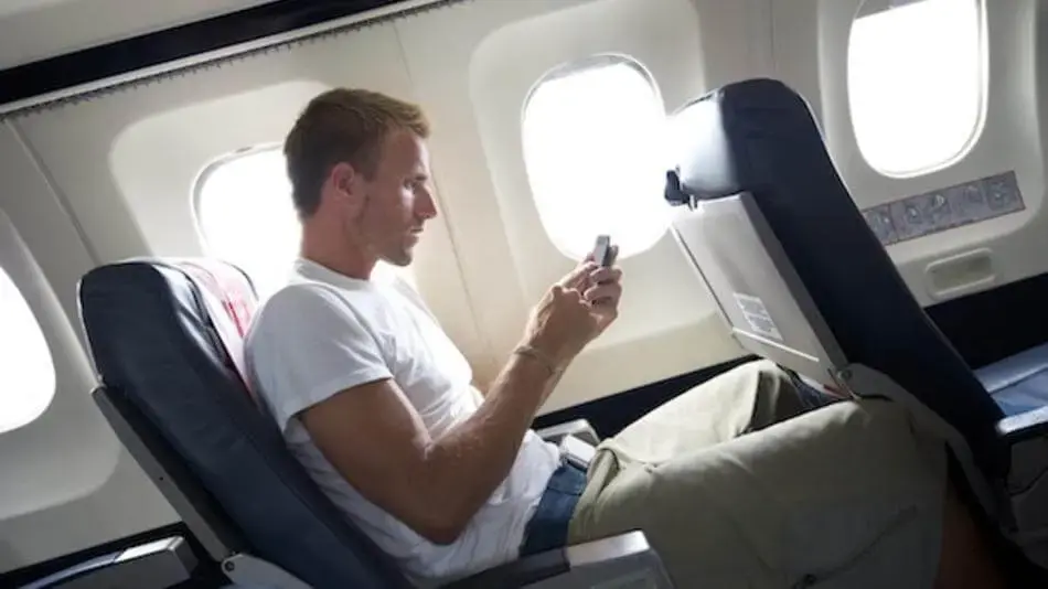 Smartphone in airplane aeronave anac brasil