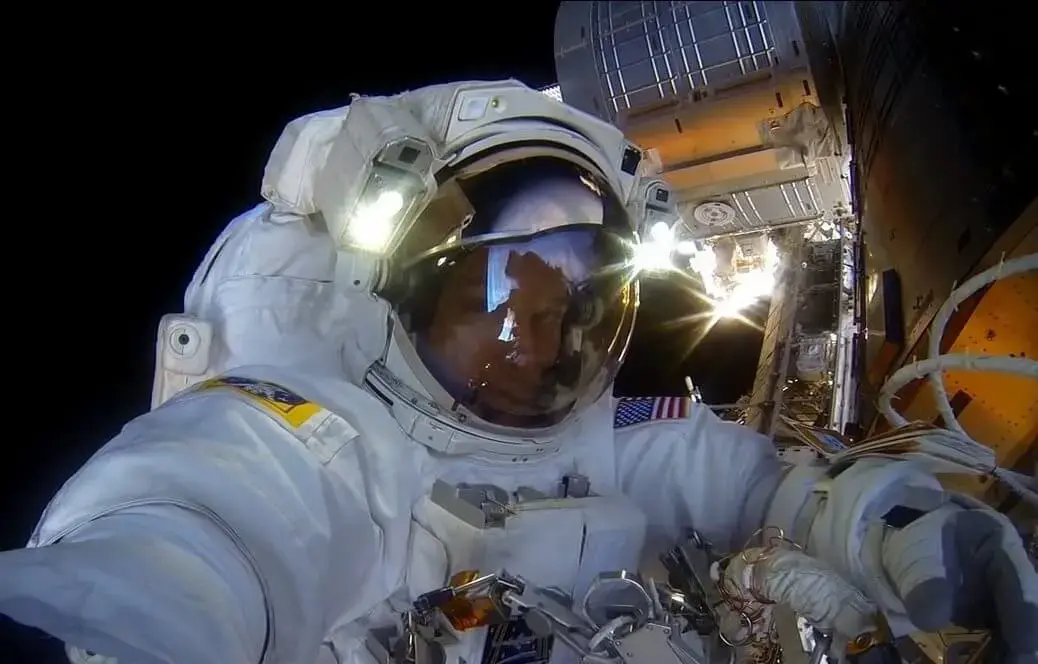 Astronauta ajusta cmera gopro antes da misso reproduo nasa