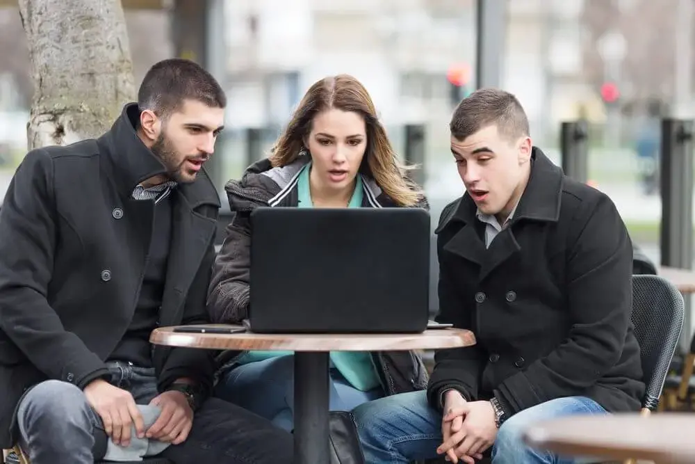 Estudantes olhando o notebook