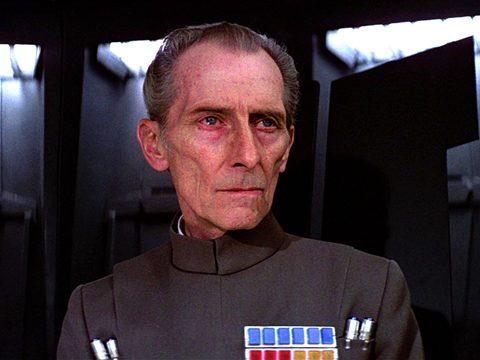 Grand moff tarkin, o homem capaz de fazer vader ser "apenas" um capacho