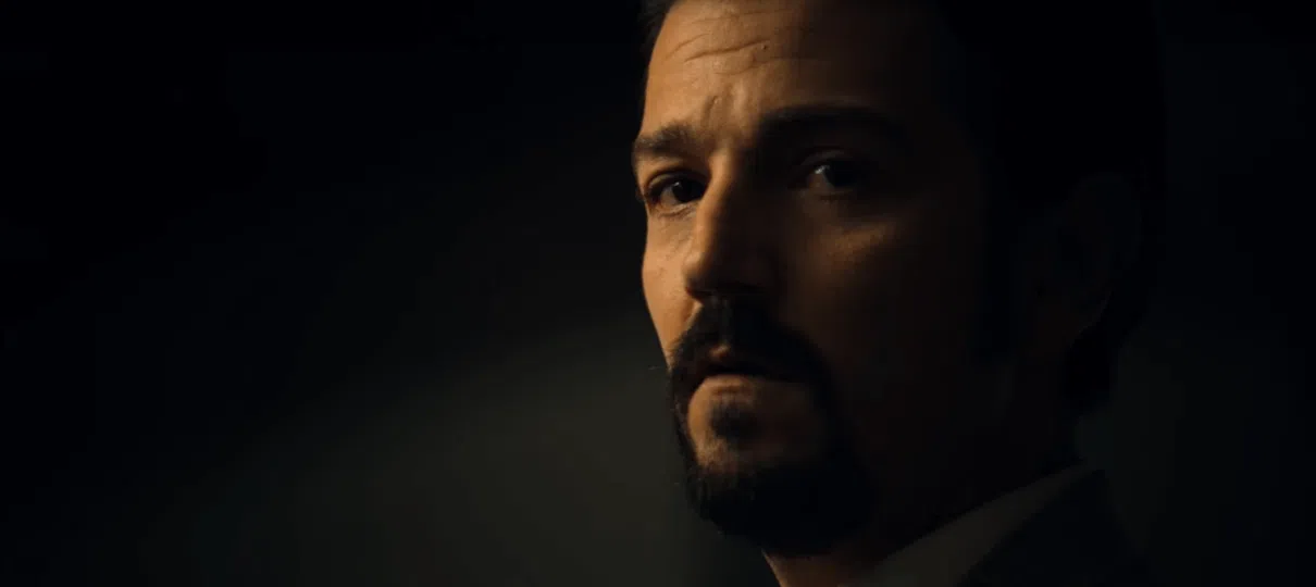 Diego luna interpreta o traficante félix gallardo na quarta temporada de narcos