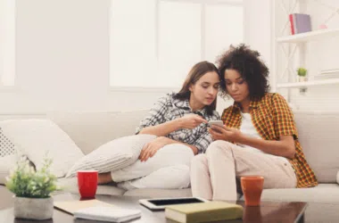 Mulheres procurando apps de tv para smartphones