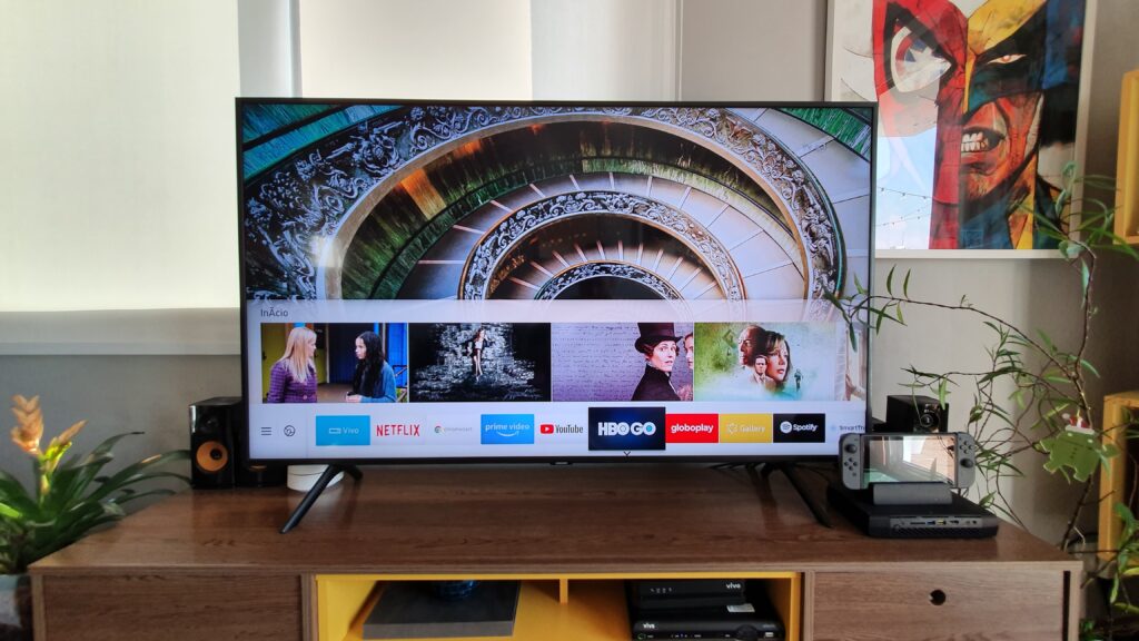 Design da smart tv samsung qled q60 é bem discreta, construída em plástico na cor preta, e transmite robustez e sofisticação