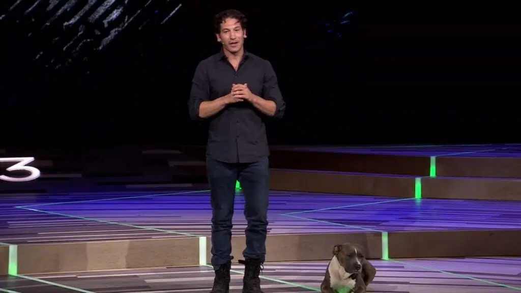 Jon bernthal e seu companheiro canino bam bam foram as estrelas no evento da ubisoft na e3 2019.