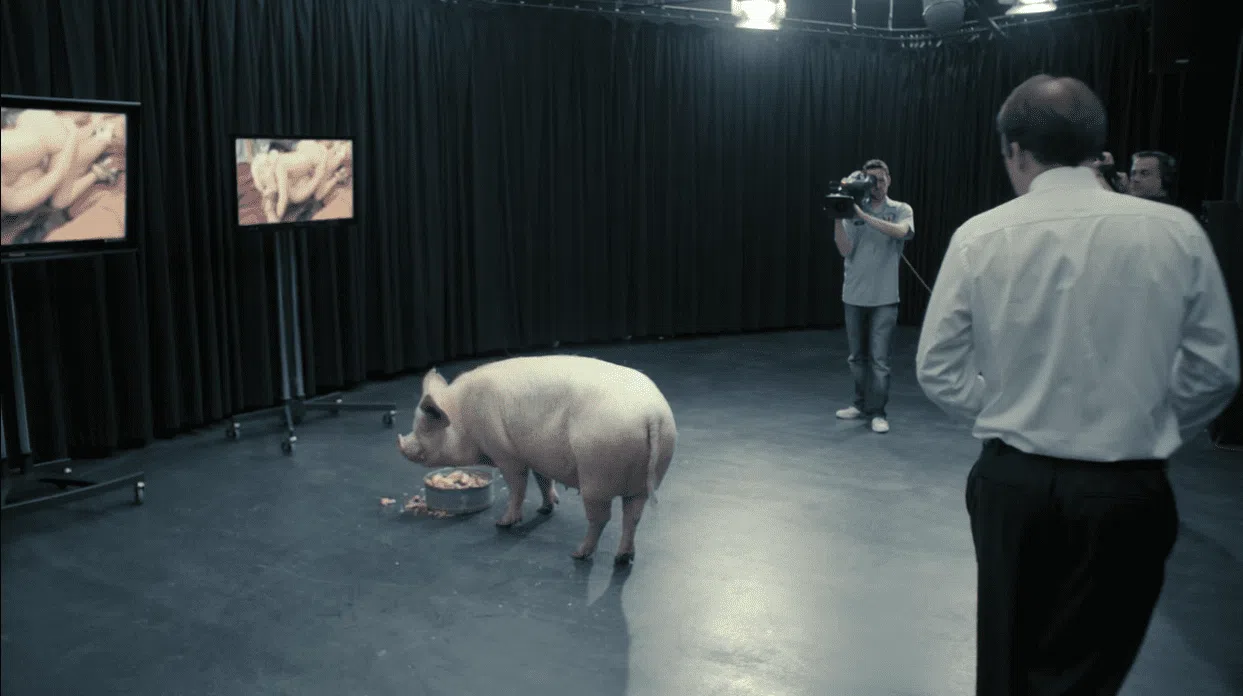 Cena de hino nacional, primeiro episódio de black mirror.