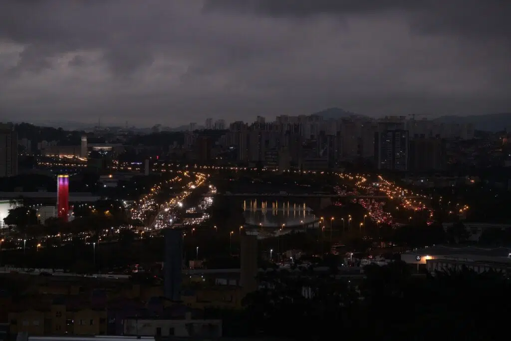 Queimadas fazem dia virar noite em sp