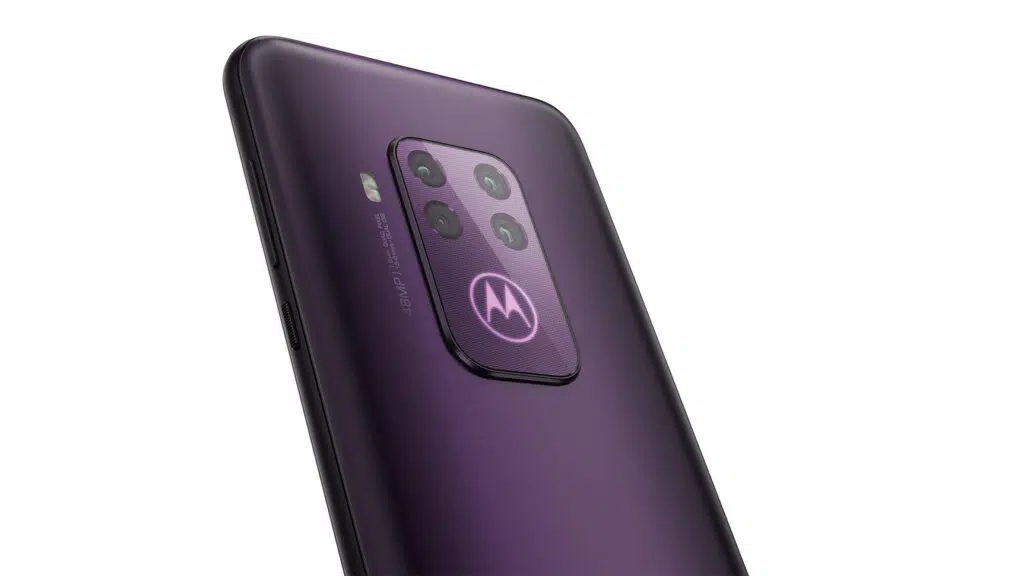 O motorola one zoom é o primeiro smartphone da marca a trazer 4 câmeras na traseira