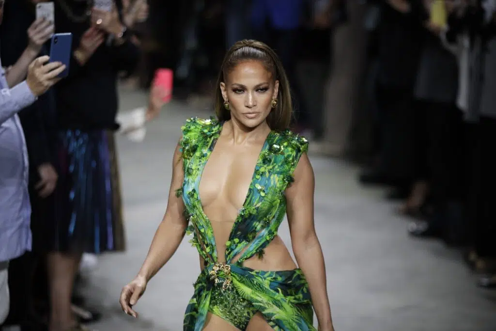 Quase 20 anos depois, jennifer lopez usa uma nova versão do vestido versace