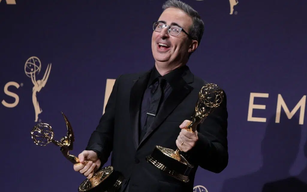 John oliver se torna favorito absoluto em sua categoria no emmy