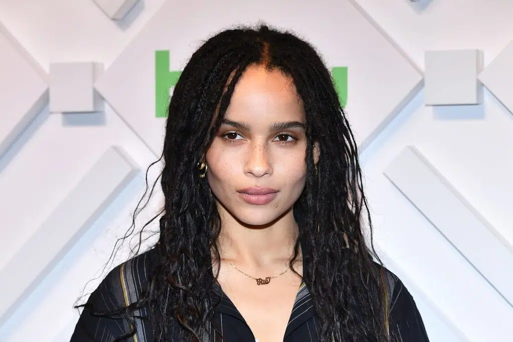 Zoë kravitz trabalha em big little lies, da hbo e já foi dubladora da animação lego batman: o filme (2017)