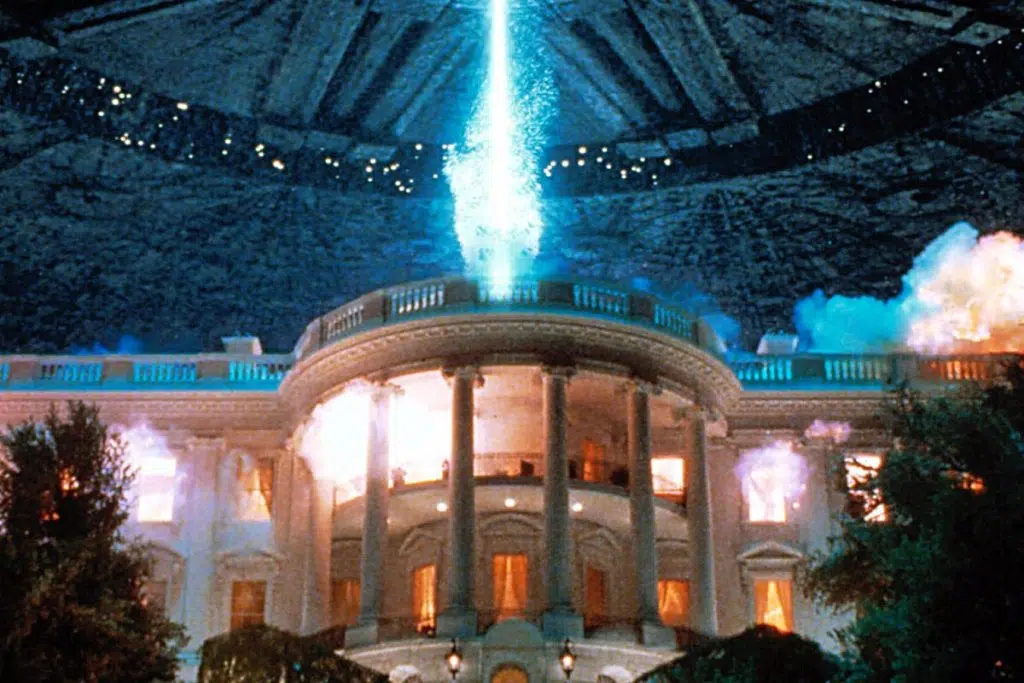 Nem a casa branca escapa da destruição em "independence day"