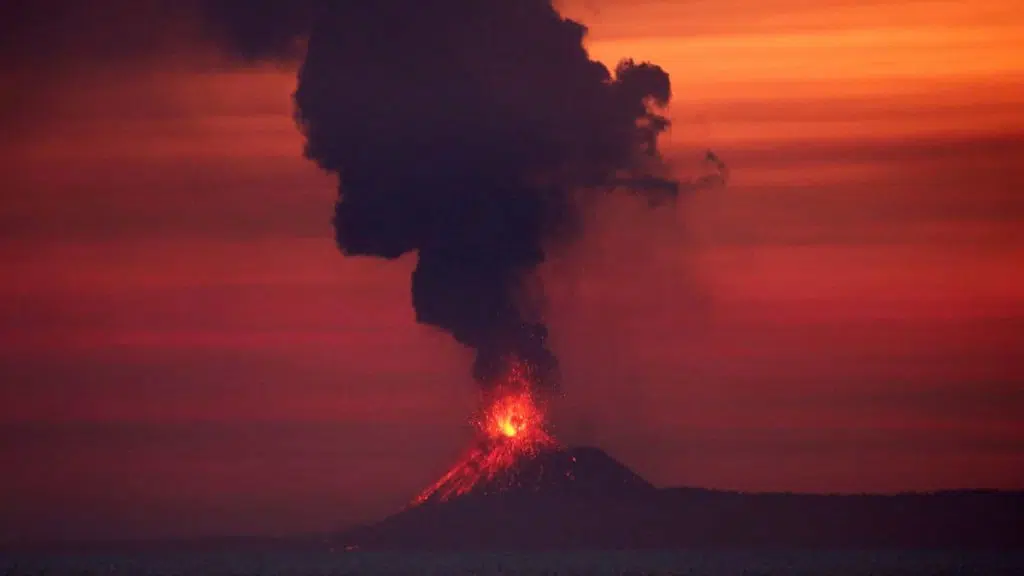 O vulcâo anak krakatau, na indonésia, entrou em erupção em 2018 e criou um tsunami que matou mais de 400 pessoas