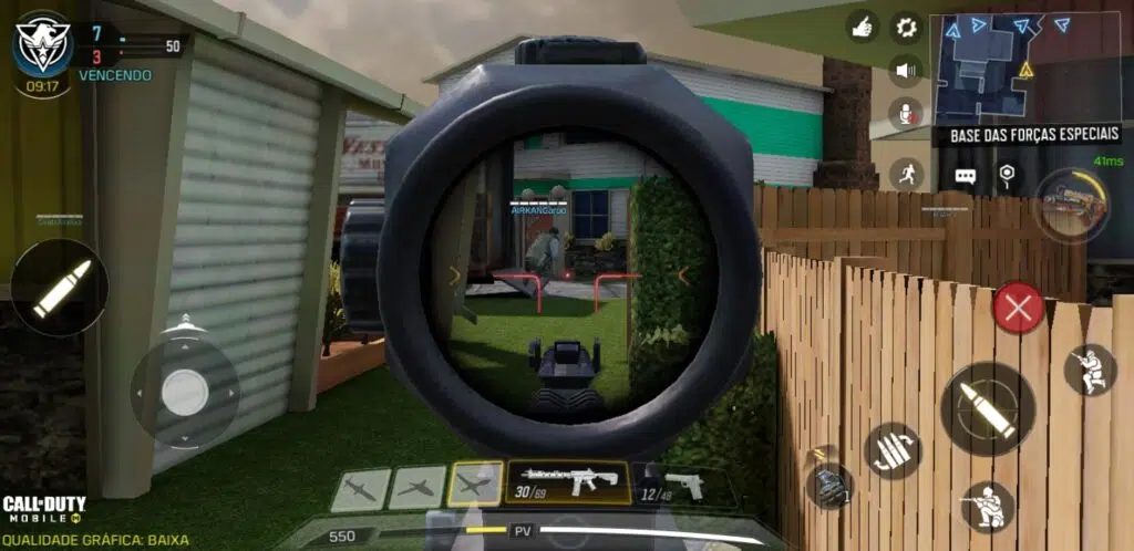 Call of duty mobile no mapa nuketown, com zoom no scope de uma arma