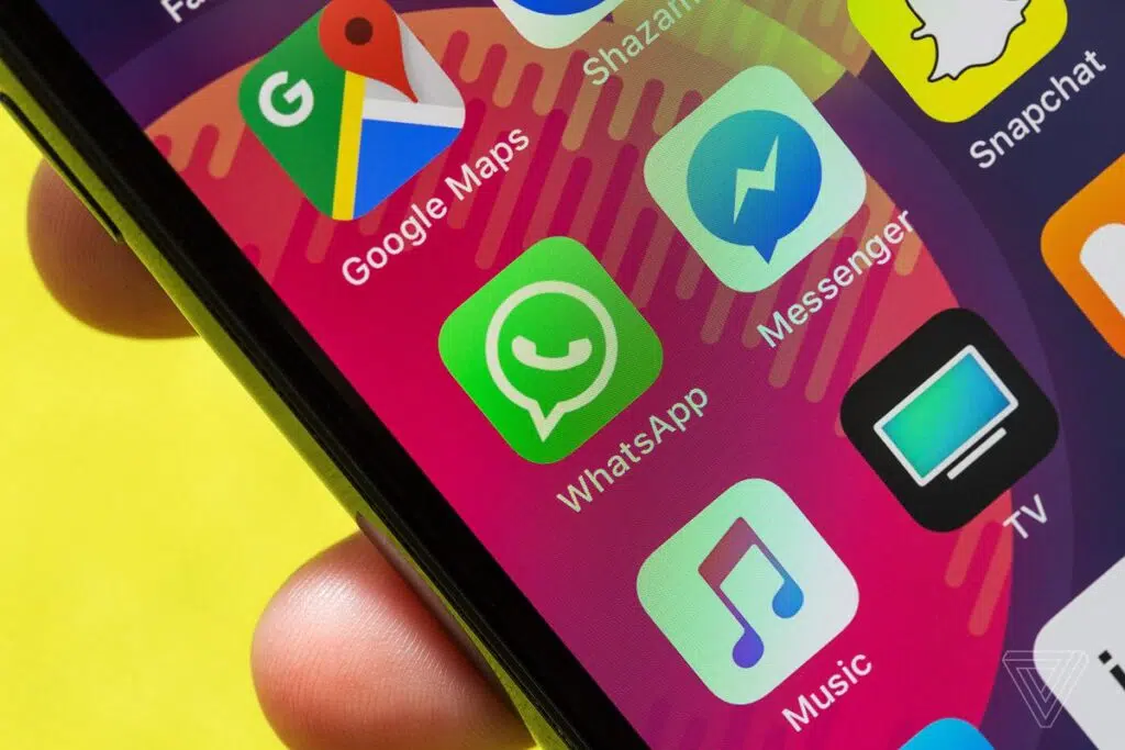 Tela de smartphone com ícone do app do whatsapp