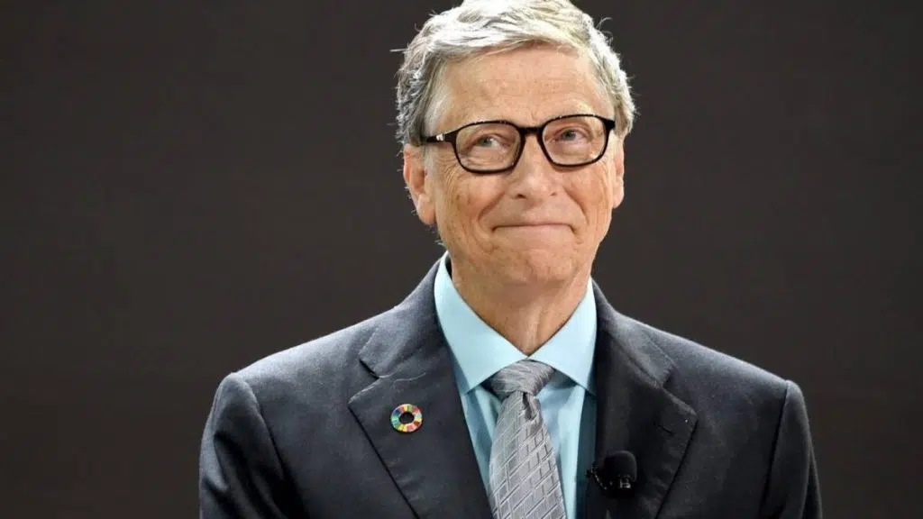 Bill gates sorri frente a fundo cinza