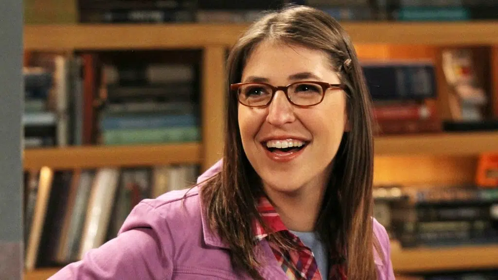 Amy sorri em cenário de the big bang theory