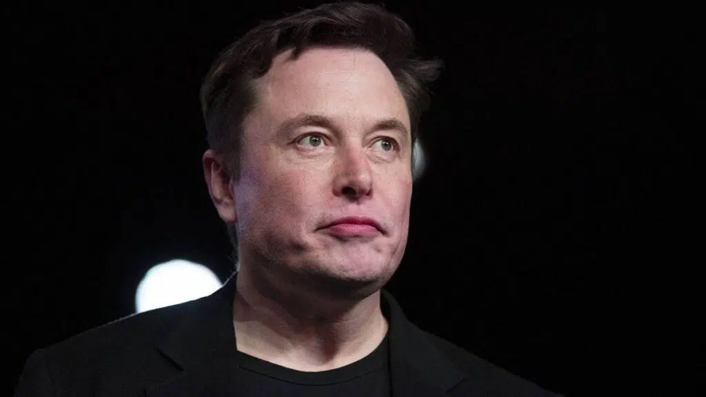 Elon musk encara frente a fundo preto