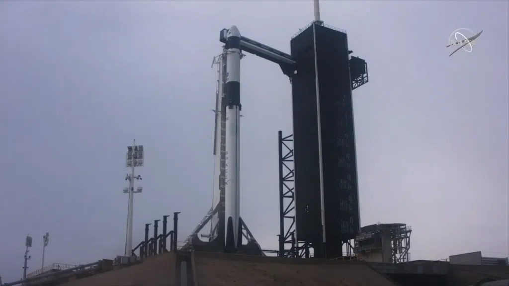 Foguete falcon 9 com cápsula crew station na plataforma de lançamento