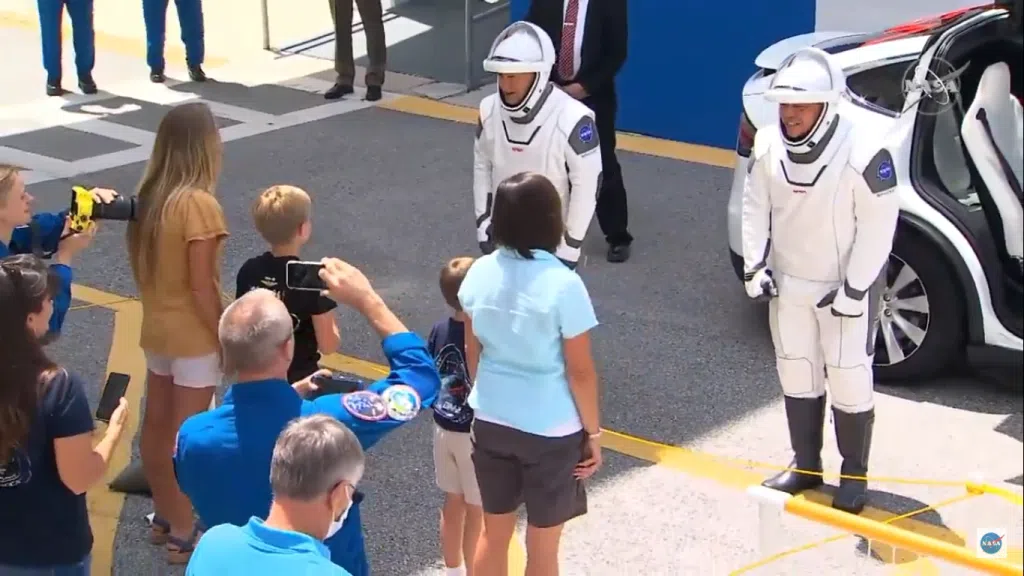 Astronautas da spacex se despedindo das suas famílias