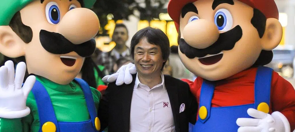 Shigeru sorri com mario e luigi