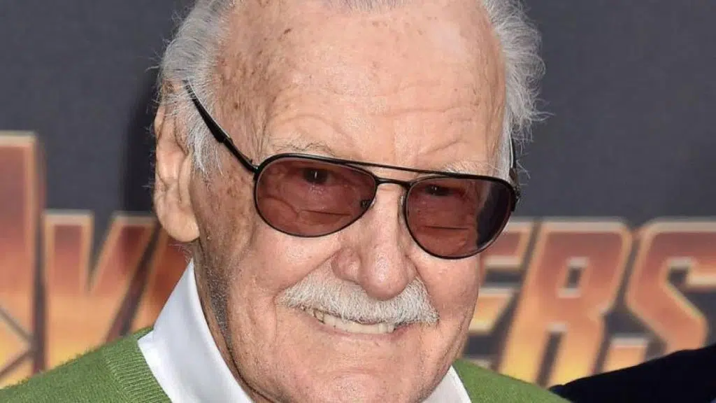 Stan lee sorri em estreia de vingadores