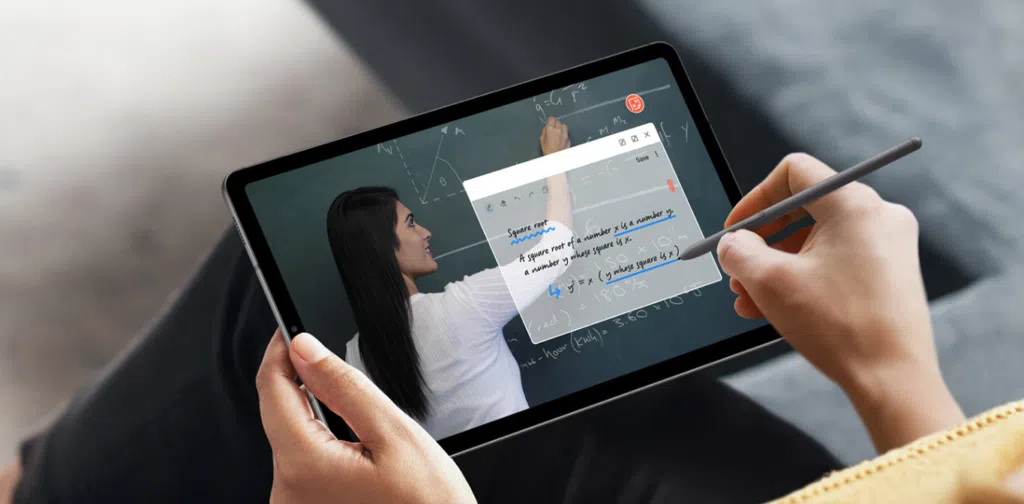 Pessoa fazendo anotação no samsung galaxy tab s6 lite