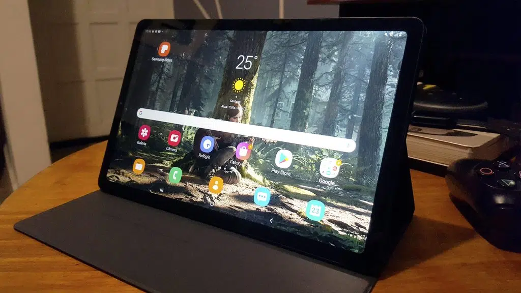 Samsung tab s6 lite sobre mesa de madeira, forma de tenda