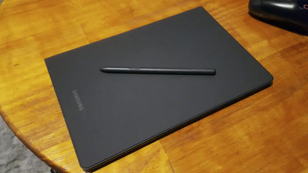 Samsung tab s6 lite perfil discreto fechado