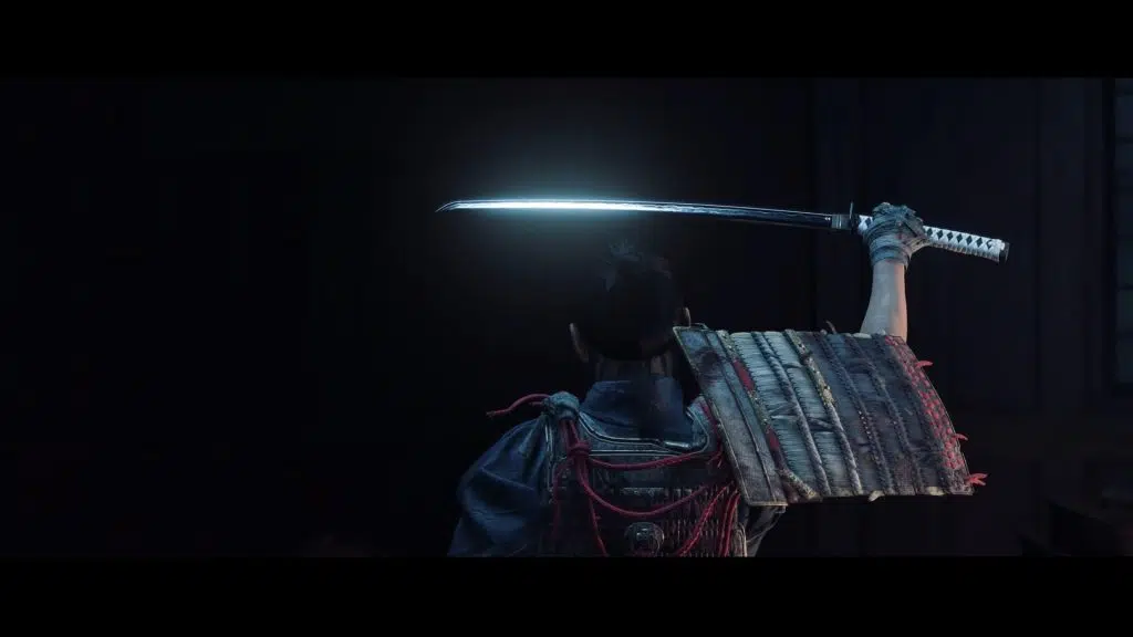 Close do protagonista de ghost of tsushima, jin, segurando sua espada.