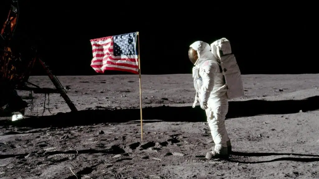 Imagem de neil armstrong em sua missão apollo 11