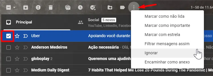 Ignore uma mensagem clicando no três pontinhos e selecionando a opção "ignorar".