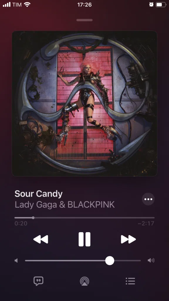 Imagem mostra a música "sour candy" de lady gaga & blackpink sendo reproduzida no apple music.