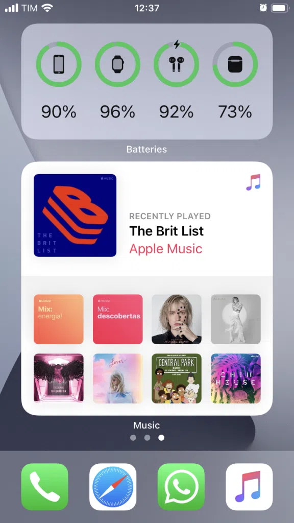 A imagem mostra o novo widget do apple music em tamanho grande. O widget exibe em destaque a última playlist reproduzida e abaixo os álbuns e listas tocados anteriormente.