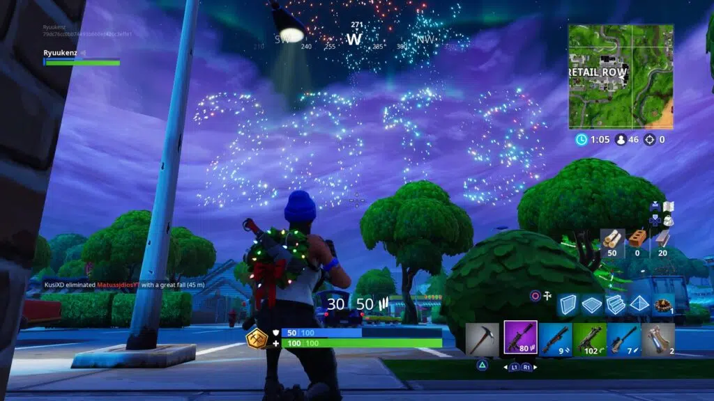 Screenshot de fortnite na virada de ano de 2018 para 2019, mostrando alguns itens raros dentro do jogo como uma shotgun roxa