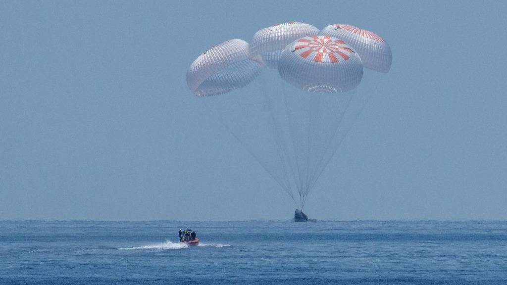 Astronautas contam como foi a viagem de volta   Terra na Crew Dragon da SpaceX - 97