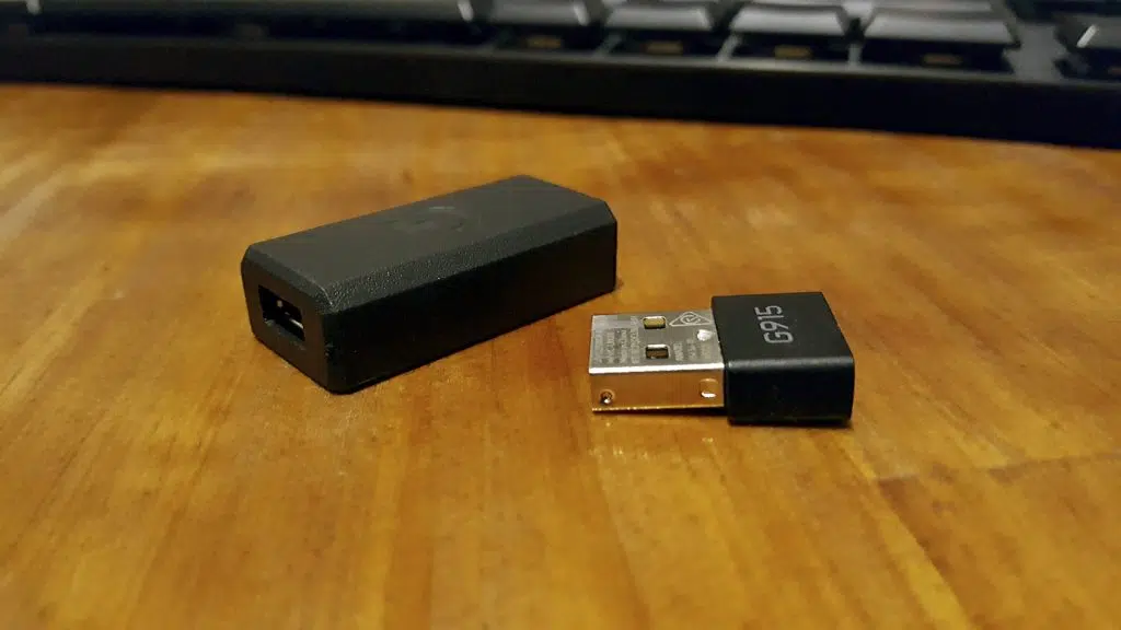 Logitech g915 dongle usb, sobre mesa de madeira