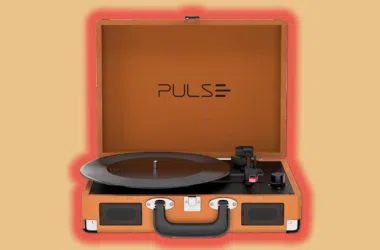 Pulse lança três vitrolas retrô e amplia portfólio de áudio. Berry, turntable e sinatra são as novas vitrolas retrô que trazem conexão bluetooth 5. 0 e suporte a caixas de som externas, unindo potência sonora e belo visual