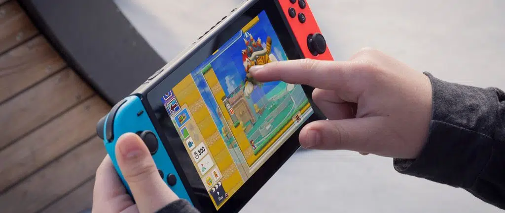 Em imagem, garoto joga com seu nintendo switch