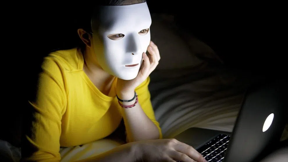 Homem com máscara frente a um notebook, uma das melhores da semana