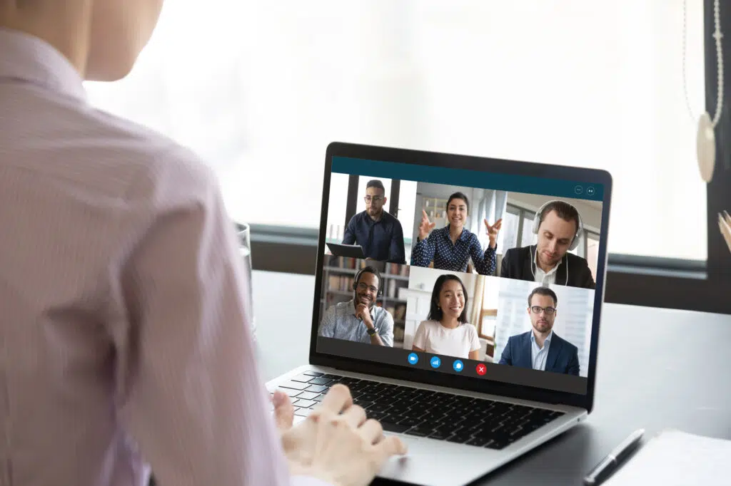 Homem participa de uma videconferência frente ao seu notebook