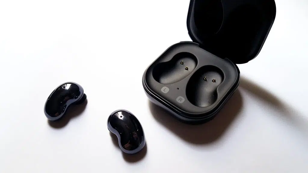 Galaxy buds live sobre mesa branca