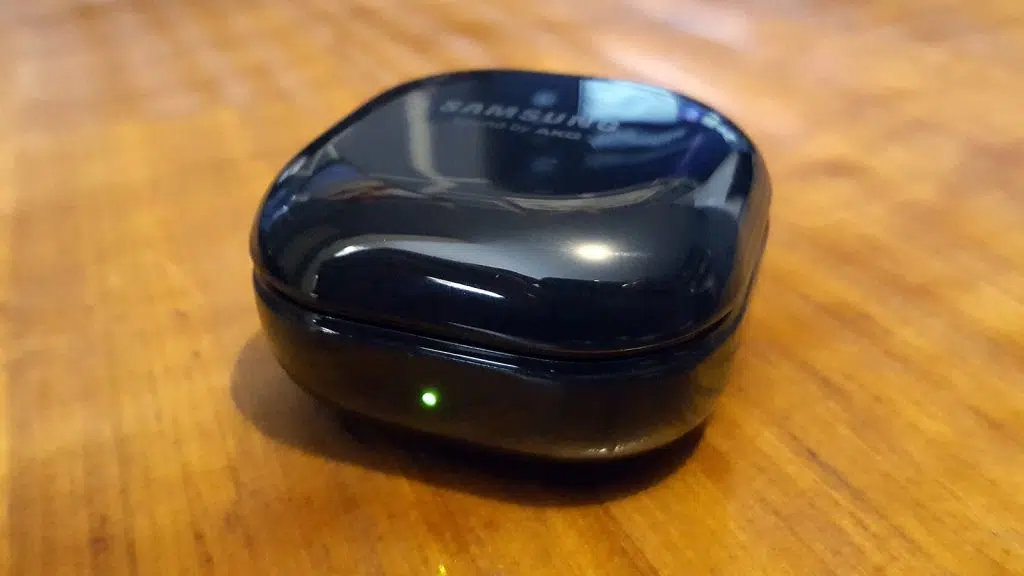 Galaxy buds live case sobre mesa de madeira