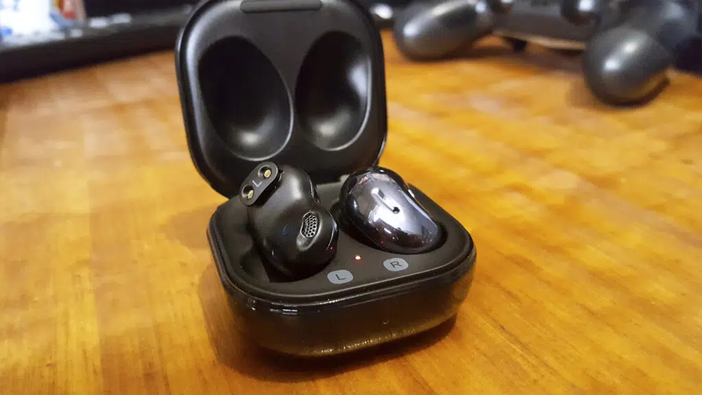 Galaxy buds live sobre mesa de madeira