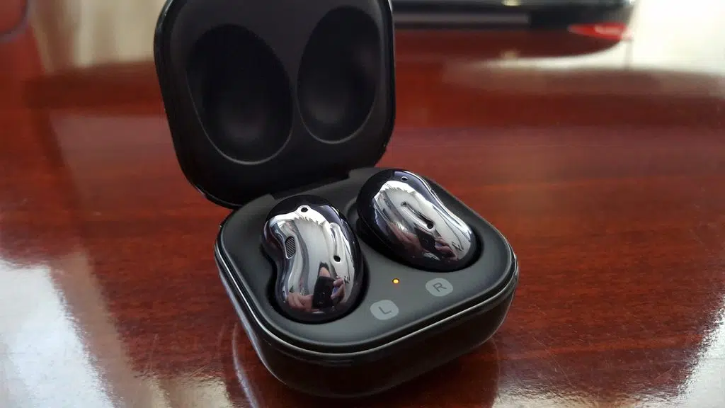 Galaxy buds live sobre mesa de madeira