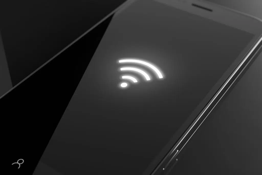 Celular com símbolo de conexão do wi-fi em sua tela