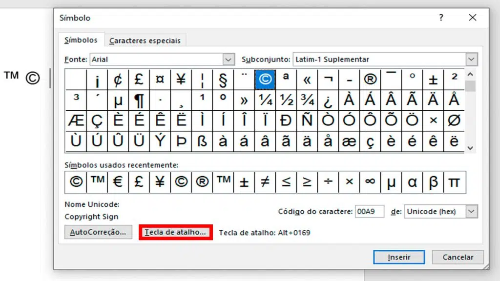 Captura de tela da janela símbolos. Em destaque, a visualização de símbolos e o símbolo copyright selecionado em azul. Na parte inferior, as palavras tecla de atalho: alt + 0169. À esquerda, o botão tecla de atalho contornado por linhas vermelhas.